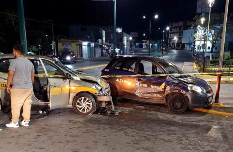 ️Una persona lesionada es el saldo de un choque entre un taxi y un carro de ruta