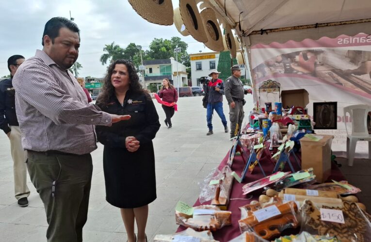 Productos elaborados por internos del Cedes Altamira se encuentran a la venta en la plaza Constitución