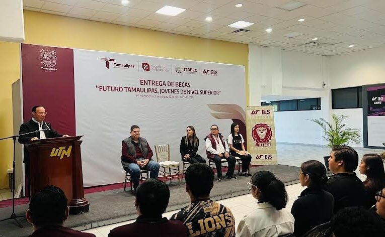 Entrega ITABEC 800 Becas Futuro Tamaulipas, Jóvenes Nivel Superior a estudiantes de la Universidad Tecnológica de Matamoros