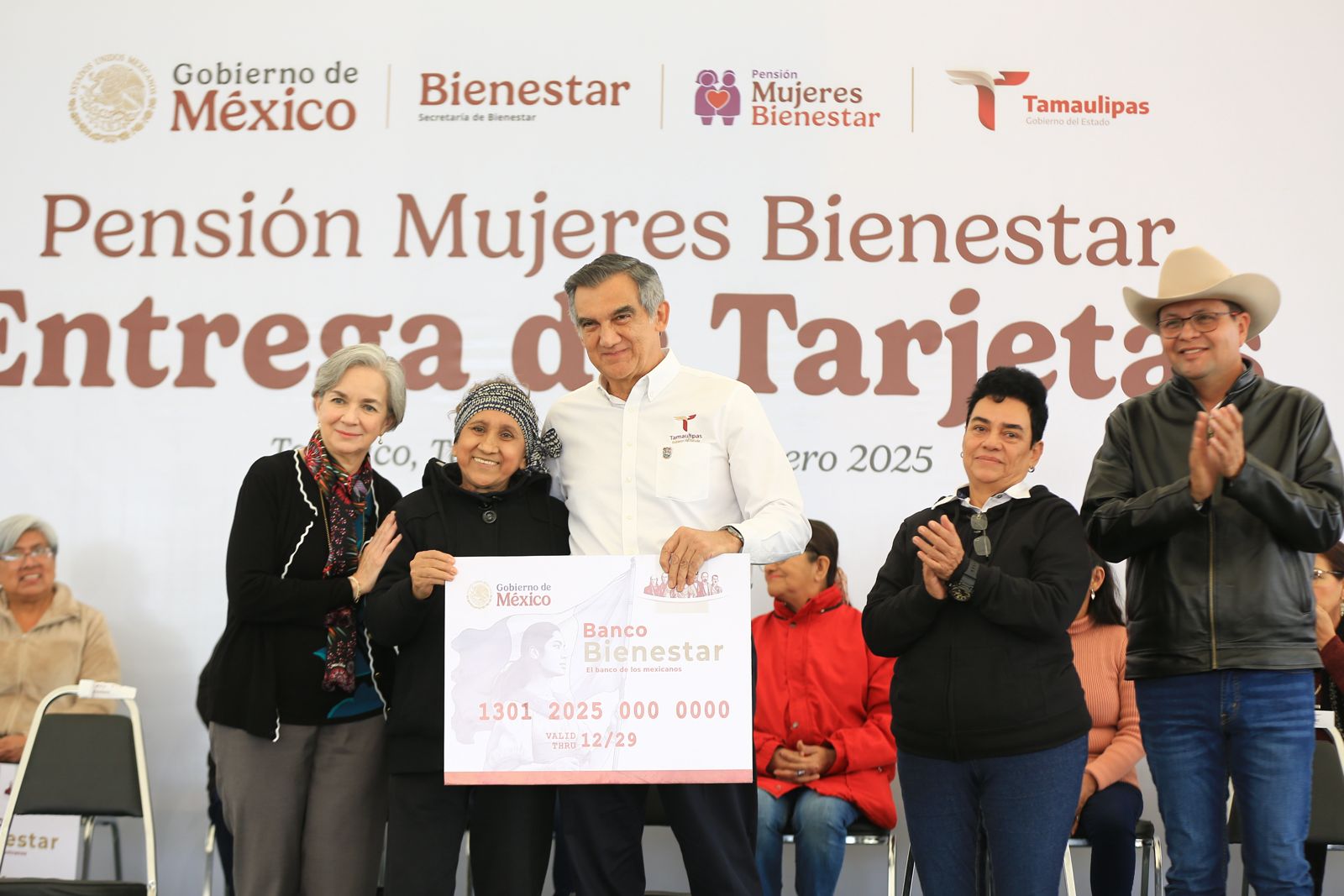 Entrega Américo Villarreal tarjetas del Programa Mujeres del Bienestar