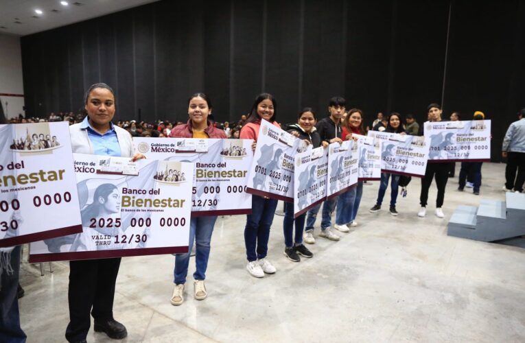 Entrega Américo tarjetas del programa “Jóvenes Construyendo el Futuro”