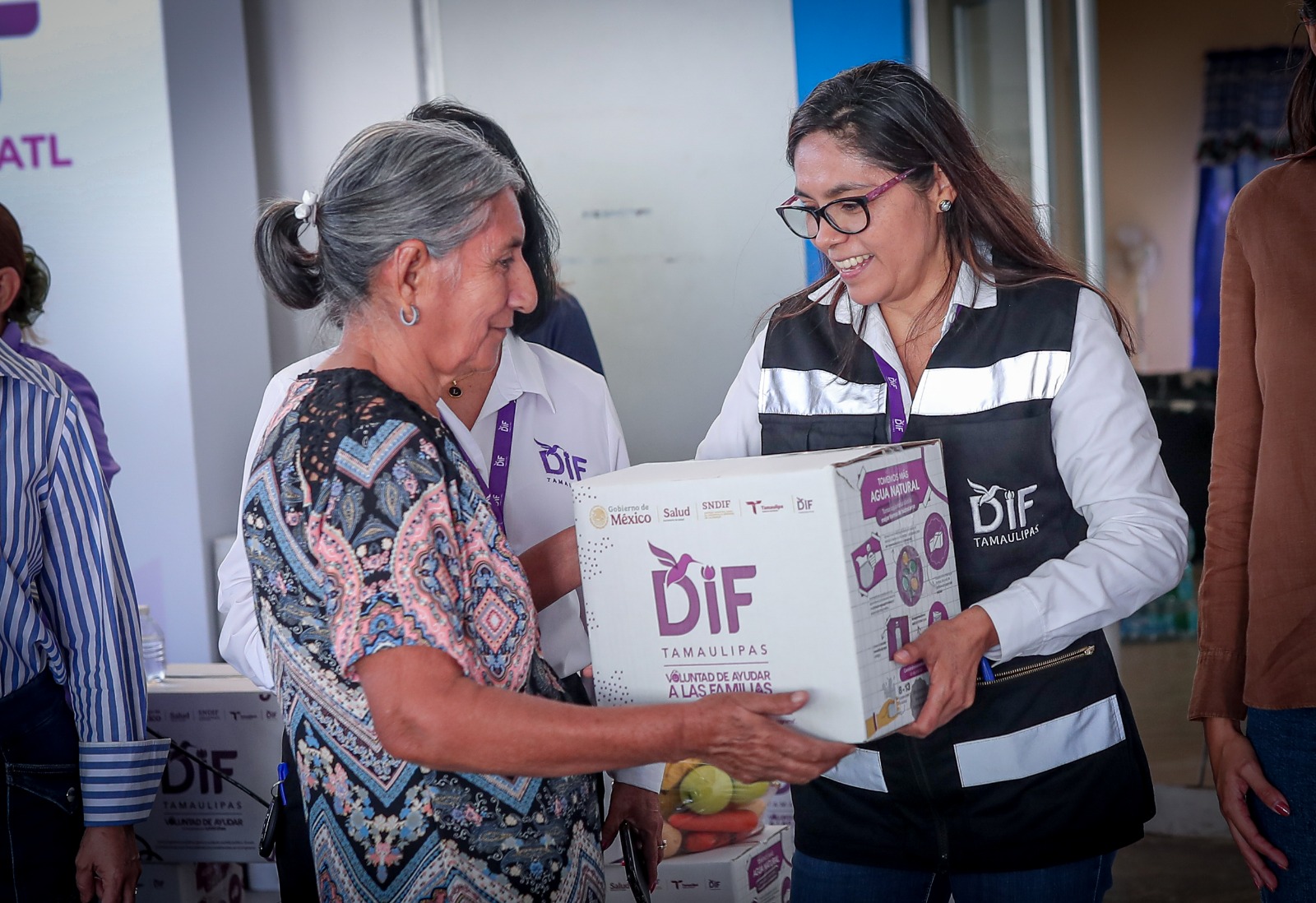Sistema DIF entrega despensas a los más vulnerables