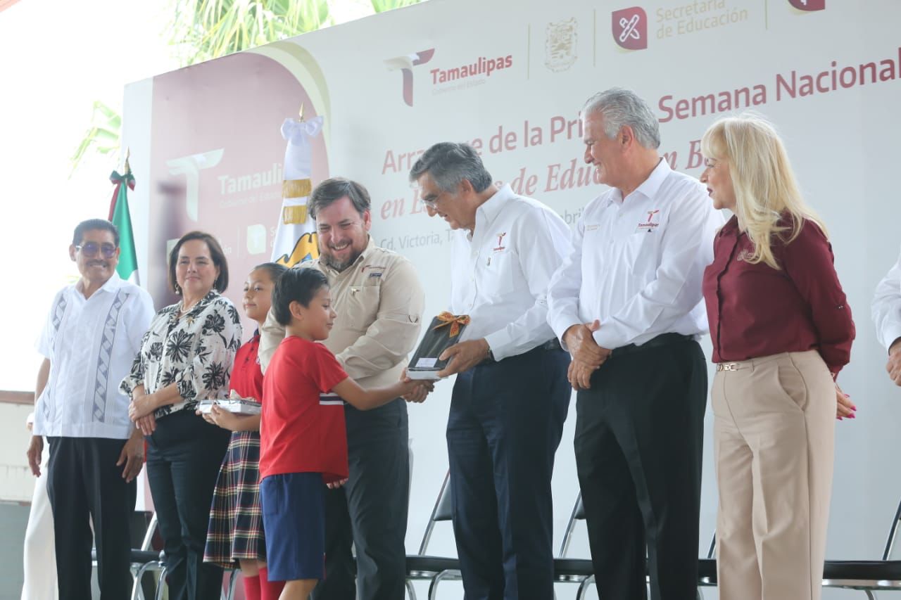 Entrega gobernador apoyos a alumnos de educación básica