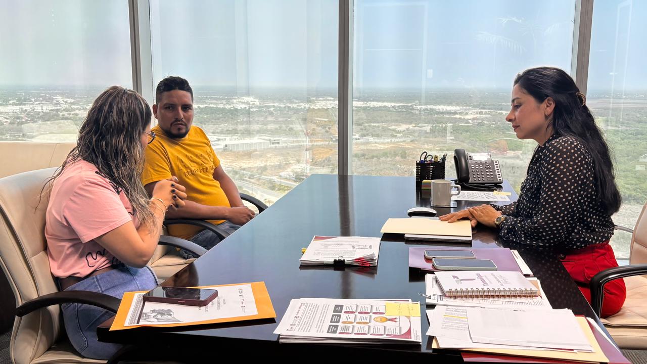 Entrega del sobre de viaje al trabajador Rafael Reyes Cervantes, originario del municipio de Tula, quien ha sido contratado como empleado agrícola en Canadá.
