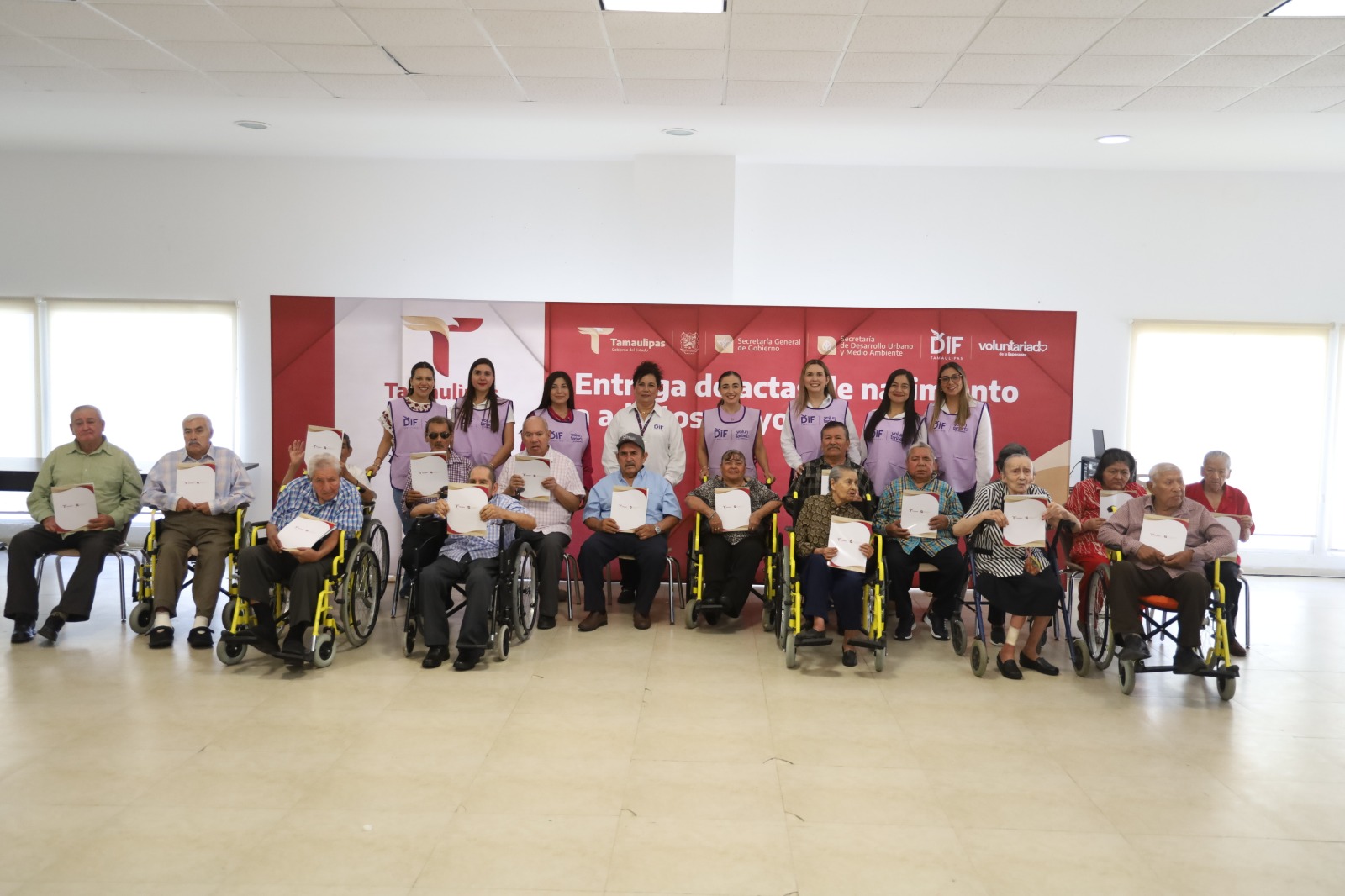 Sistema DIF entrega actas de nacimiento