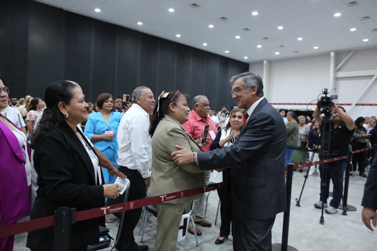 El Gobernador del Estado reconoce a los maestros de Tamaulipas