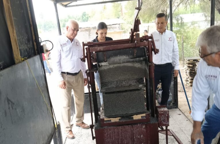 Entrega ITAVU bloquera que convierte esfuerzo comunitario en hogares