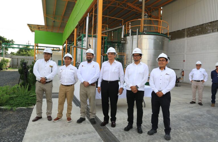 Recorre gobernador Américo Villarreal planta que transforma plásticos en combustibles en Altamira