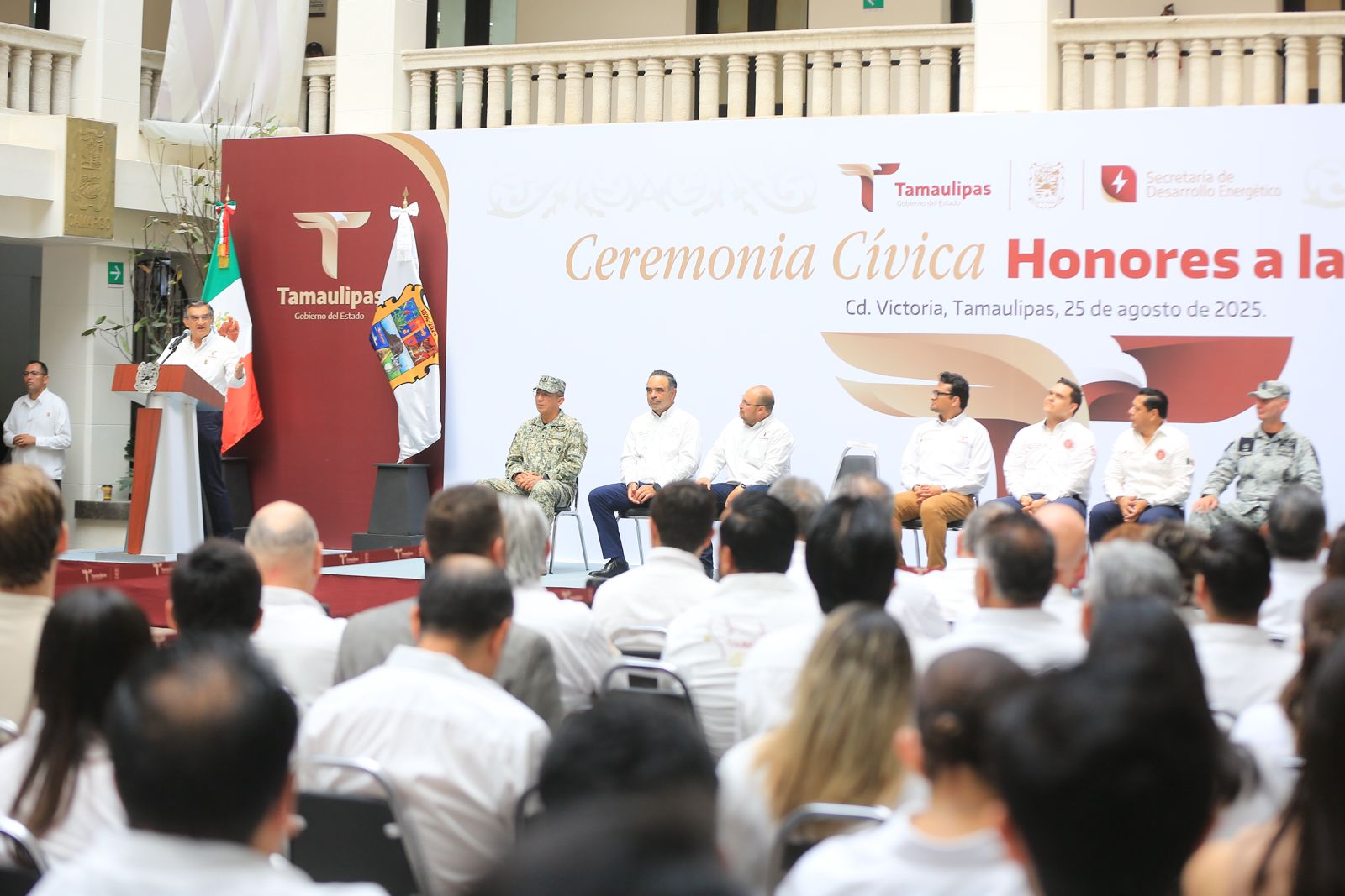 Honores a la bandera encabezada por el gobernador, Américo Villarreal Anaya