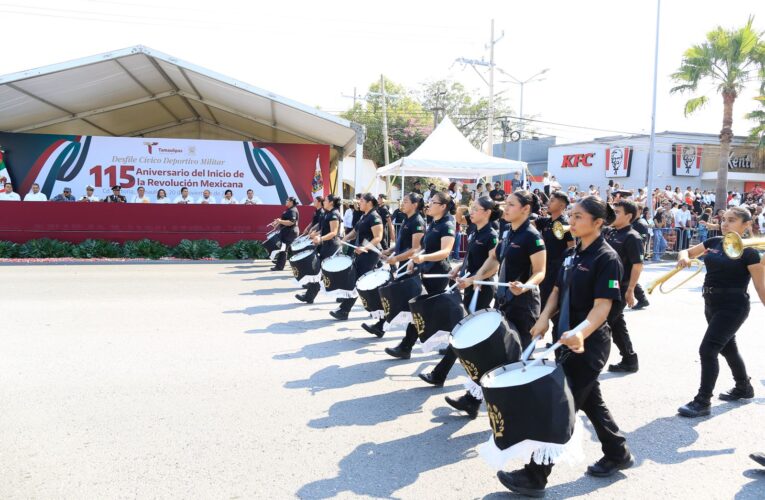 Desfilan miles de jóvenes en el 115 aniversario de la Revolución Mexicana