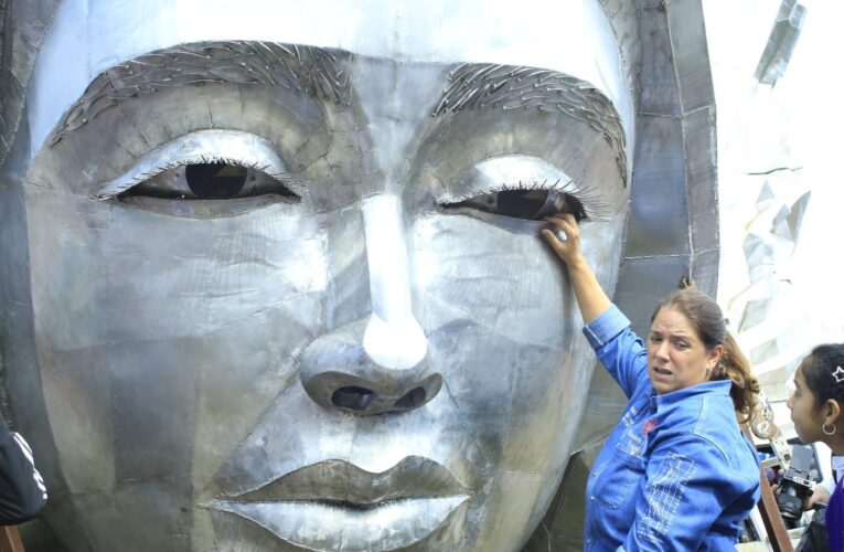 Entrega María de Villarreal las pupilas de la Virgen de la Misericordia