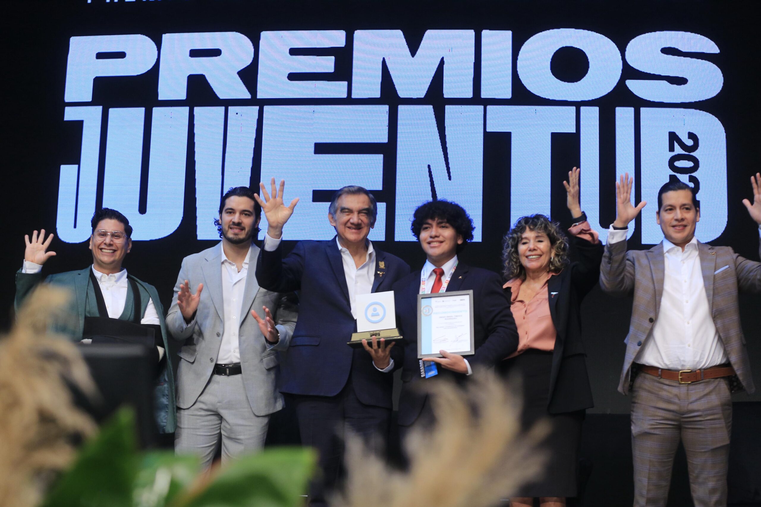 Premia Américo Villarreal a la juventud y al deporte tamaulipeco