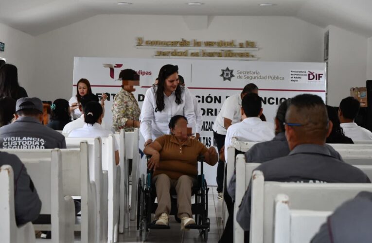 Dona DIF Tamaulipas silla de ruedas a adulta mayor con discapacidad en el CEDES Victoria