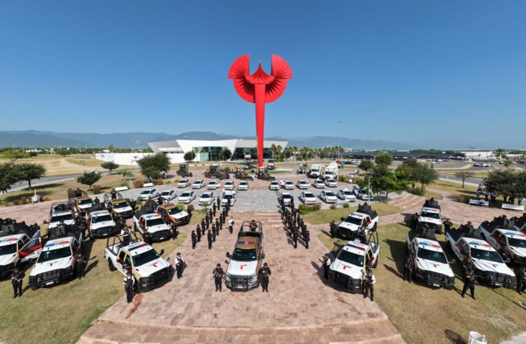 Entrega Américo Villarreal vehículos y maquinaria por 125.2 mdp